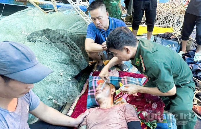 Sơ cứu thuyền viên bị thương nặng - Ảnh: N.H