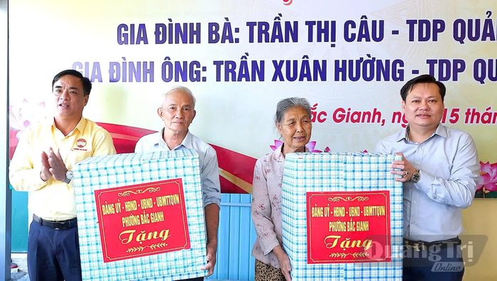 Lãnh đạo phường Bắc Gianh tặng quà cho các gia đình - Ảnh: N.M