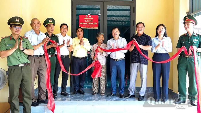 Các đại biểu khánh thành và bàn giao nhà cho bà Trần Thị Câu - Ảnh: N.M