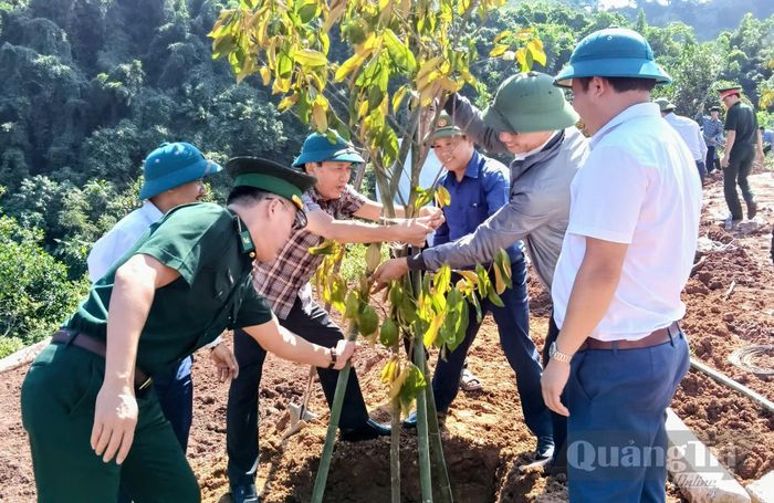 Đại diện lãnh đạo xã Thượng Trạch ra quân trồng cây ăn quả tại vườn của các hộ dân - Ảnh: M.D