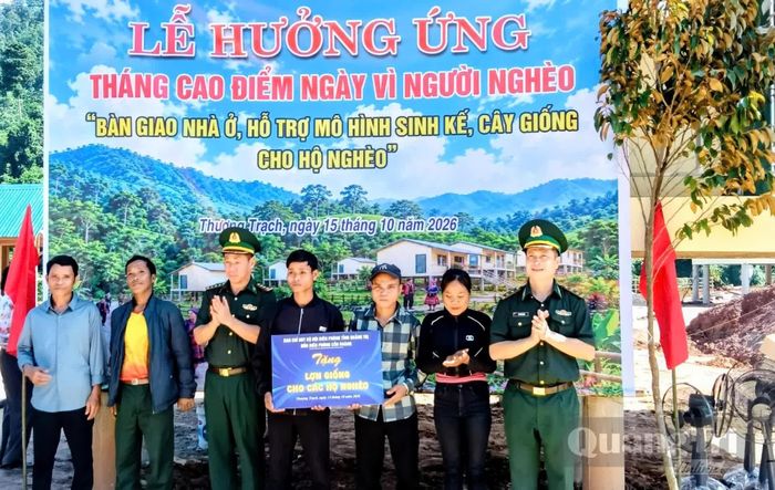 Đồn Biên phòng Cồn Roàng hỗ trợ mô hình lợn giống cho các hộ nghèo - Ảnh: M.D