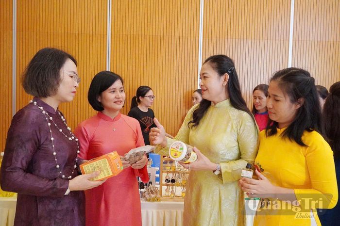 Nhiều sản phẩm của các hợp tác xã do chị em tham gia quản lý được trưng bày tại diễn đàn - Ảnh: L.T