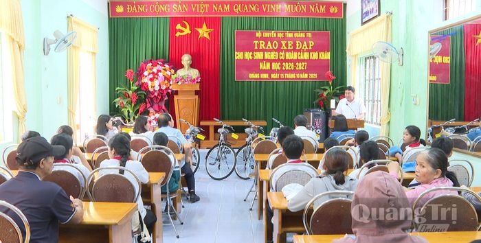 Những chiếc xe đạp là món quà thiết thực, giúp các em học sinh có phương tiện đến trường - Ảnh: N.K