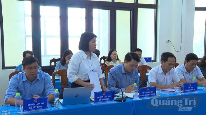 Đại diện lãnh đạo Sở Tài chính giải đáp kiến nghị của các xã - Ảnh: Hoàng Hùng