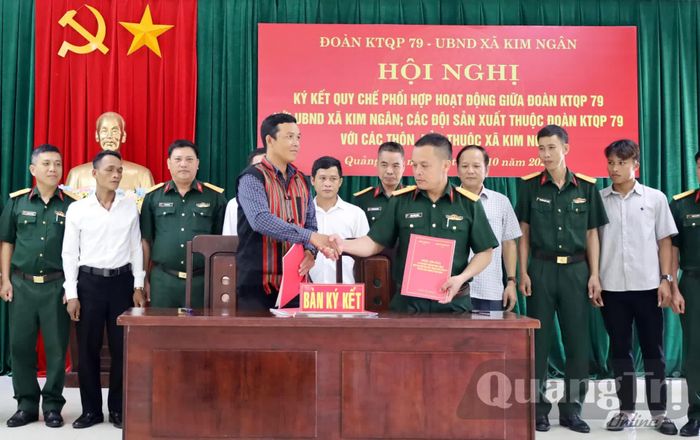 Các đội sản xuất thuộc Đoàn Kinh tế quốc phòng 79 và các thôn, bản thuộc xã Kim Ngân tiến hành ký kết quy chế phối hợp trong triển khai thực hiện một số nhiệm vụ trọng tâm trên địa bàn - Ảnh: V.Minh