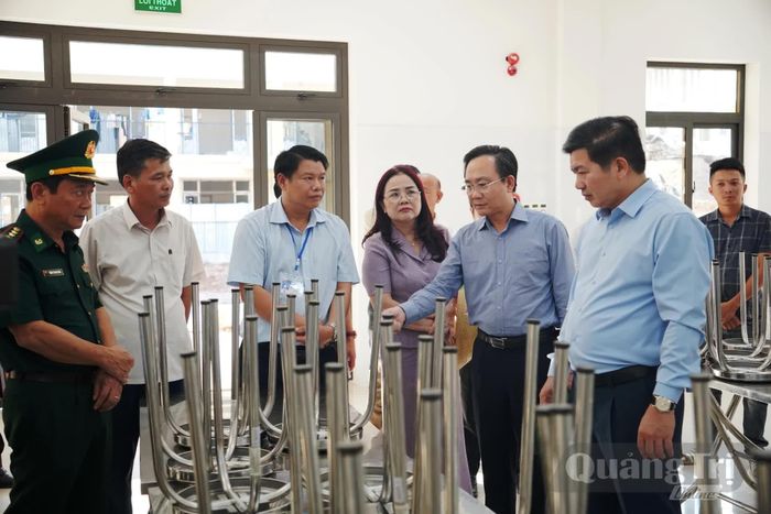Đồng chí Trần Vũ Khiêm, Phó Bí thư Thường trực Tỉnh ủy, Trưởng đoàn đại biểu Quốc hội tỉnh kiểm tra khu vực bếp ăn của dự án Trường nội trú TH và THCS Đakrông - Ảnh: Đ.V