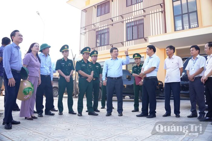 Đồng chí Trần Vũ Khiêm, Phó Bí thư Thường trực Tỉnh ủy, Trưởng đoàn đại biểu Quốc hội tỉnh kiểm tra tiến độ thi công tại dự án Trường nội trú TH và THCS Đakrông - Ảnh: Đ.V