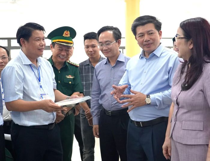 Đồng chí Trần Vũ Khiêm, Phó Bí thư Thường trực Tỉnh ủy, Trưởng đoàn đại biểu Quốc hội tỉnh kiểm tra khu vực bếp ăn của dự án Trường nội trú TH và THCS Đakrông - Ảnh: Đ.V