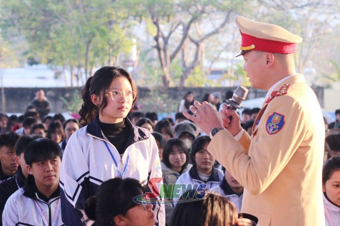 Phòng Cảnh sát Giao thông, Công an tỉnh tuyên truyền Luật Trật tự, an toàn giao thông đường bộ tại Trường THPT Chuyên Sơn La.