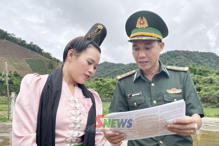 Cán bộ Đồn Biên phòng Nậm Lạnh tuyên truyền Luật Biên giới quốc gia và các quy định về biên giới Việt Nam – Lào tại bản Lạnh, xã Sốp Cộp.