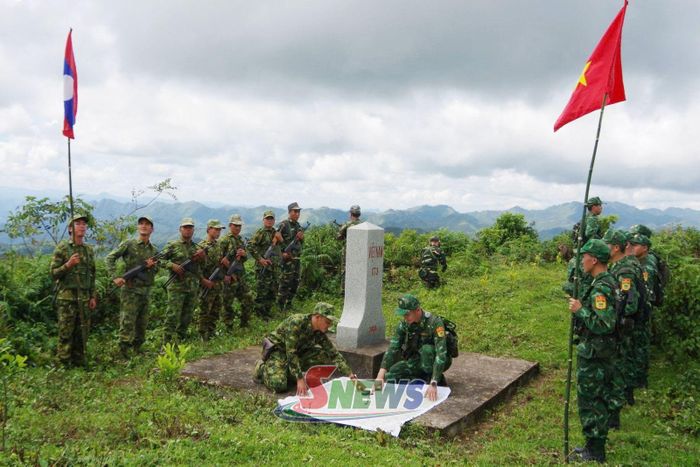 Đồn Biên phòng Nậm Lạnh phối hợp với Đại đội Biên phòng 211, Bộ CHQS tỉnh Hủa Phăn (nước CHDCND Lào) tuần tra song phương.