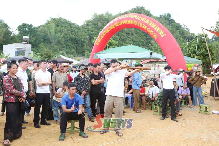 Nhân dân và du khách trải nghiệm trò chơi dân gian tại Ngày hội mận xã Phiêng Khoài.