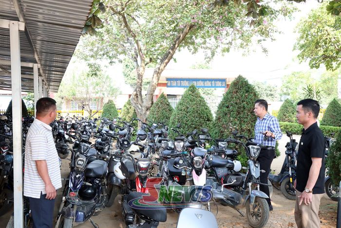 Khu vực lán xe nhà trường dự kiến làm mái tôn.