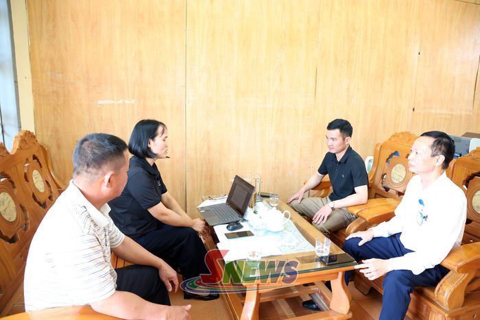 Phóng viên Báo và PTTH Sơn La trao đổi với BGH nhà trường, bí thư chi bộ, đại diện hội phụ huynh.