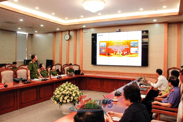 Đại diện Phòng Cảnh sát PCCC và CNCH báo cáo tóm tắt kịch bản diễn tập, thiết kế tổng quan không gian diễn tập.