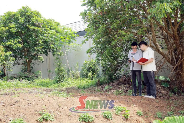 Công chức phường Thảo Nguyên cùng viên chức Chi nhánh Văn phòng Đăng ký đất đai khu vực đo đạc cập nhật cơ sở dữ liệu đất đai.
