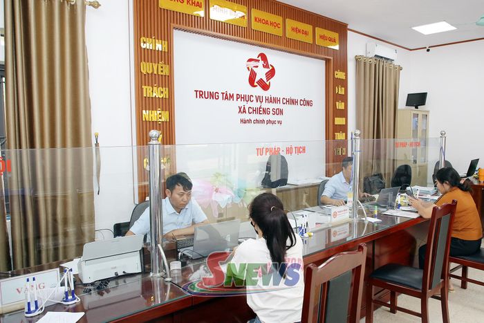 Trung tâm Phục vụ hành chính công xã Chiềng Sơn giải quyết thủ tục hành chính cho người dân.