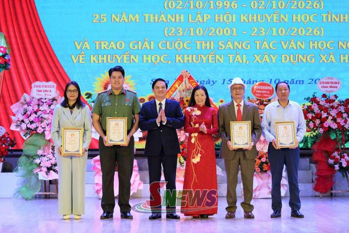 Ban tổ chức trao giải A cho các tác giả.
