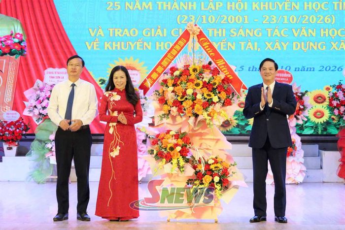 Đồng chí Nguyễn Mạnh Hùng tặng hoa chúc mừng Hội Khuyến học tỉnh.