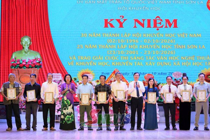 Ban tổ chức trao giải B cho các tác giả.