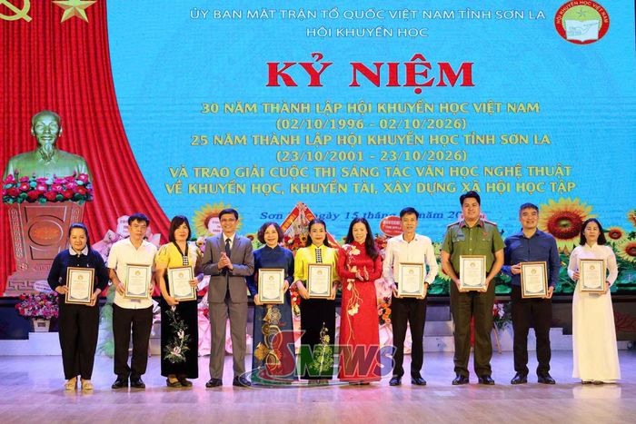 Ban tổ chức trao giải C cho các tác giả có tác phẩm đạt giải.