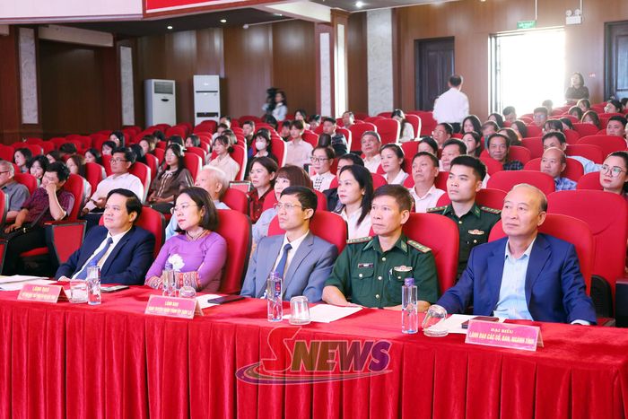 Các đại biểu tham dự chương trình. 