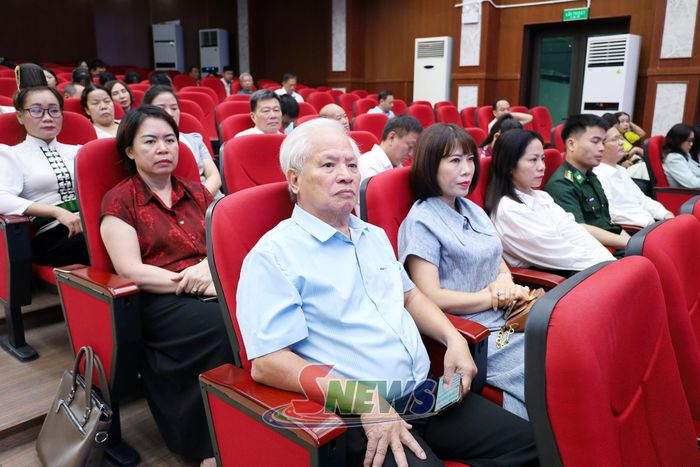 Các đại biểu tham dự chương trình.