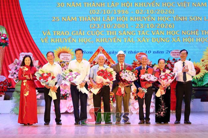 Hội Khuyến học tỉnh tặng hoa tri ân các thế hệ cán bộ hội khuyến học.