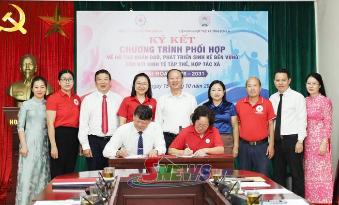Lãnh đạo Hội Chữ thập đỏ tỉnh và Liên minh Hợp tác xã tỉnh ký kết chương trình phối hợp.