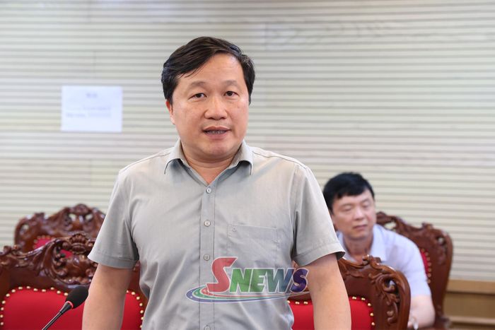 Lãnh đạo Ban Quản lý các khu công nghiệp tỉnh phát biểu ý kiến.