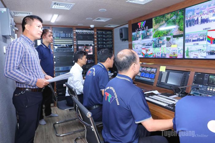 Ekip Báo và phát thanh, truyền hình Tuyên Quang thực hiện truyền hình trực tiếp buổi lễ. Ảnh: Lý Thu