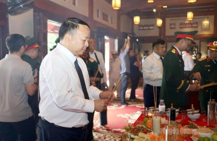 Đồng chí Phan Huy Ngọc, Phó Bí thư Tỉnh ủy, Chủ tịch UBND tỉnh dâng hương tại Đền thờ Liệt sĩ. Ảnh: Văn Long