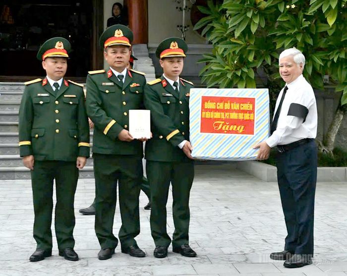 Đồng chí Đỗ Văn Chiến, Ủy viên Bộ Chính trị, Phó Chủ tịch Thường trực Quốc hội tặng quà Đội Tìm kiếm, quy tập hài cốt liệt sĩ và Ban Quản lý Nghĩa trang Liệt sĩ Quốc gia Vị Xuyên. Ảnh: Thanh Phúc