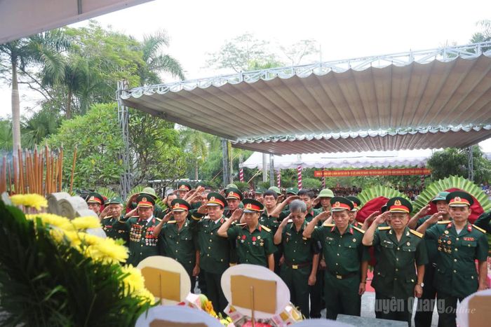 Đoàn đại biểu cựu chiến binh mặt trận Vị Xuyên dâng hoa, dâng hương các Anh hùng liệt sĩ. Ảnh: Văn Long