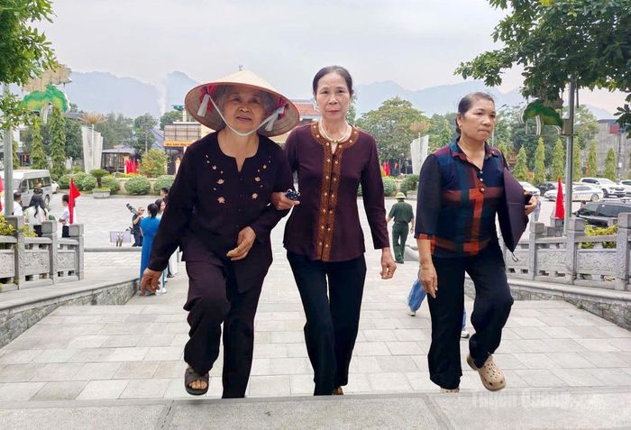 Các cựu chiến binh, nhân dân đến dự buổi lễ. Ảnh: Văn Long