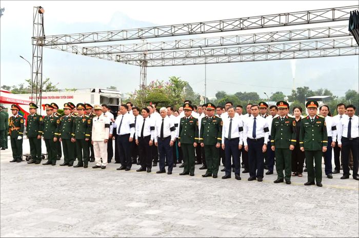 Các đồng chí lãnh đạo Trung ương, lãnh đạo tỉnh và đại biểu thành kính trước anh linh các Anh hùng liệt sĩ. Ảnh: Thanh Phúc