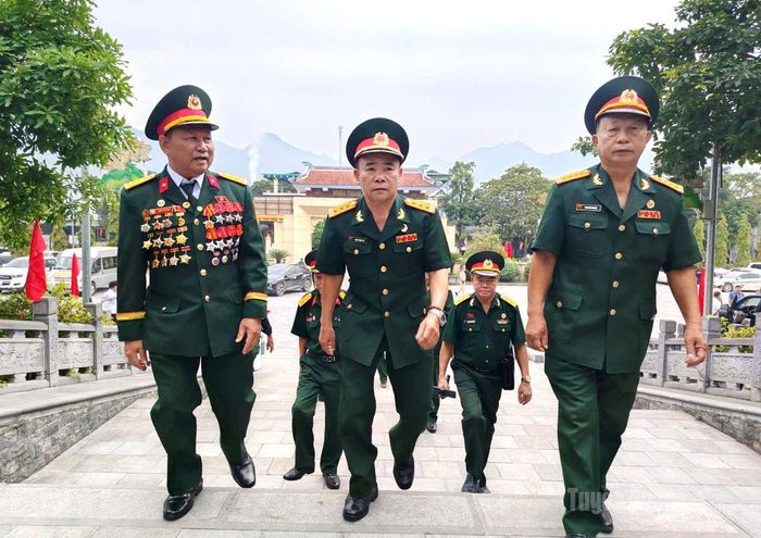 Các cựu chiến binh, nhân dân đến dự buổi lễ. Ảnh: Văn Long