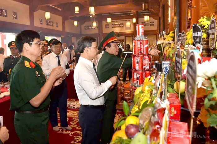 Đồng chí Chủ tịch HĐND tỉnh Nguyễn Văn Sơn dâng hương tại Đền thờ liệt sĩ. Ảnh: Thanh Phúc