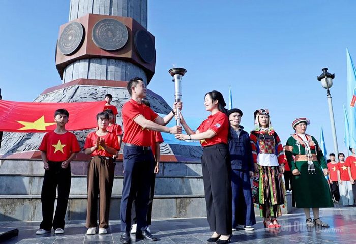 Trung ương Hội LHTN Việt Nam trao ngọn đuốc truyền thống, tiếp nối ngọn lửa nhiệt huyết và khát vọng cống hiến cho tuổi trẻ Tuyên Quang.