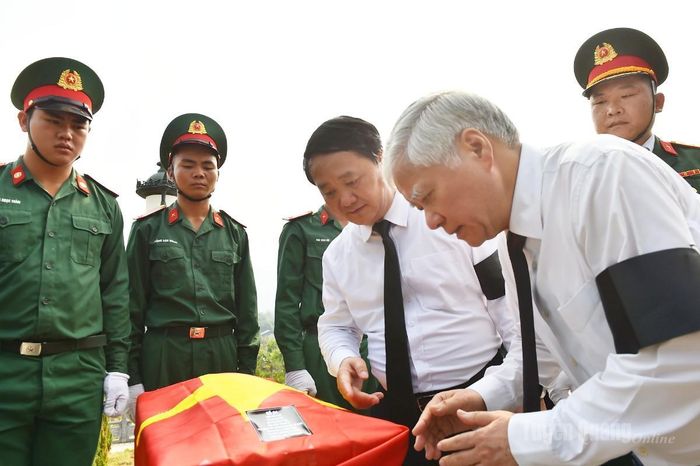 Đồng chí Đỗ Văn Chiến, Ủy viên Bộ Chính trị, Phó Chủ tịch Thường trực Quốc hội kiểm tra thông tin hài cốt liệt sĩ.