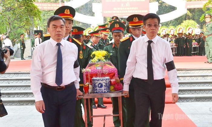 Đồng chí Ma Thế Hồng, Phó Bí thư Tỉnh ủy, Chủ tịch Ủy ban MTTQ tỉnh tham gia di chuyển hài cốt liệt sĩ.