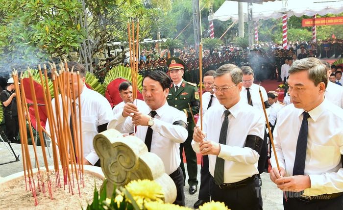 Các đồng chí lãnh đạo tỉnh dâng hương liệt sĩ.