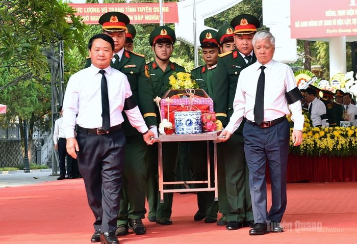 Các đồng chí: Phó Chủ tịch Thường trực Quốc hội Đỗ Văn Chiến và Bí thư Tỉnh ủy Hầu A Lềnh, tham gia di chuyển hài cốt liệt sĩ.