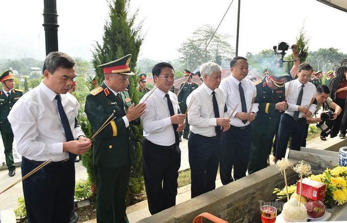 Các đại biểu dâng hương trước phần mộ liệt sĩ vừa được an táng.