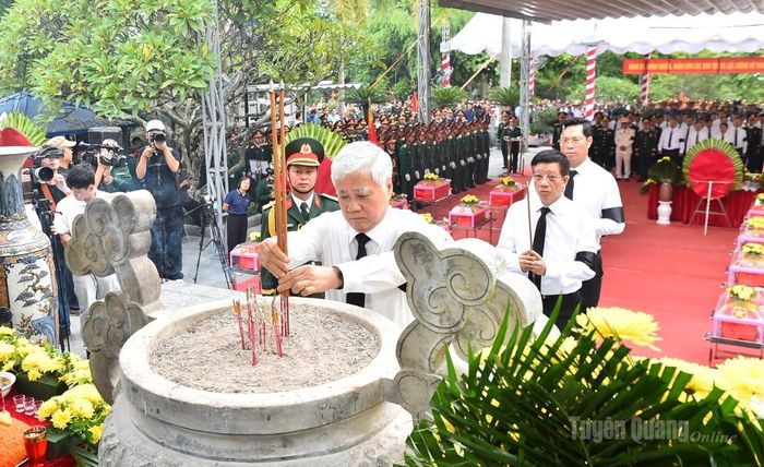 Đồng chí Đỗ Văn Chiến, Ủy viên Bộ Chính trị, Phó Chủ tịch Thường trực Quốc hội dâng hương liệt sĩ.