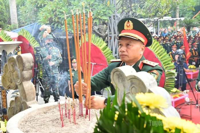 Lãnh đạo Bộ Quốc phòng dâng hương liệt sĩ.