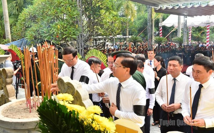 Các đồng chí lãnh đạo tỉnh dâng hương liệt sĩ.