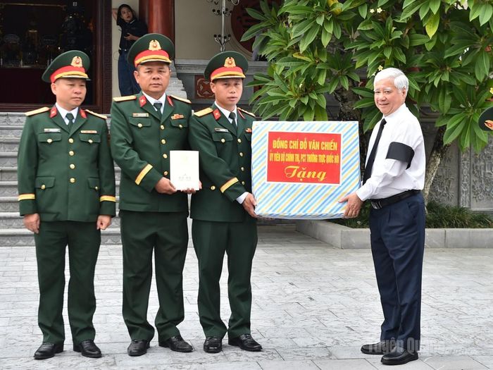 Đồng chí Đỗ Văn Chiến, Ủy viên bộ Chính trị, Phó Chủ tịch Thường trực Quốc hội trao quà cho Đội tìm kiếm, quy tập liệt sĩ và Ban quản lý Nghĩa trang Liệt sĩ Quốc gia Vị Xuyên.