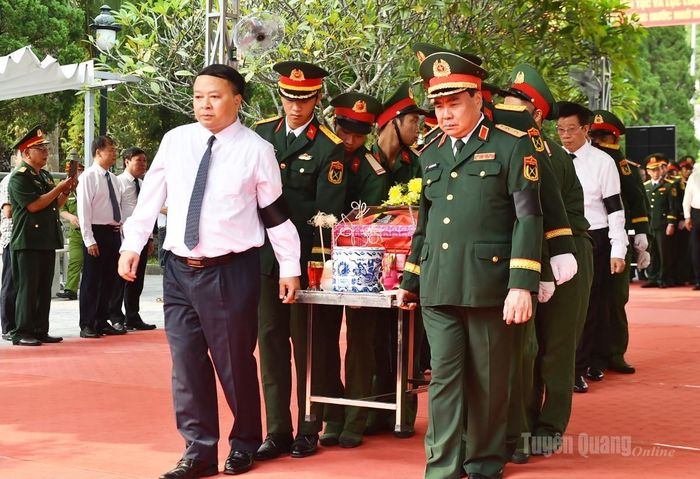 Đồng chí Chủ tịch UBND tỉnh Phan Huy Ngọc cùng lãnh đạo Quân khu 2 di chuyển hài cốt liệt sĩ.