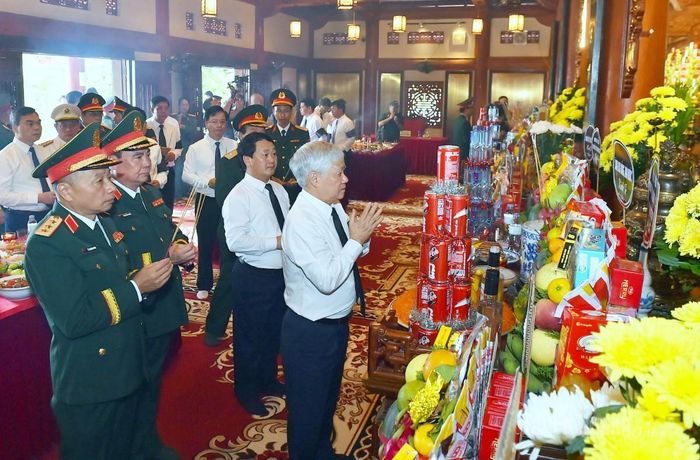 Các đại biểu dâng hương tại Đền thờ Liệt sĩ - Nghĩa trang Liệt sĩ Quốc gia Vị Xuyên.